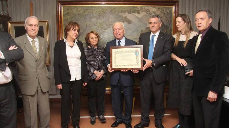 Francisco Rodríguez, en el centro, tras recibir la designación de presidente de honor del Centro Asturiano de Madrid, acompañado de autoridades y directivos de la entidad.