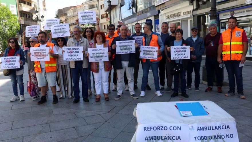Campaña a favor de la UVI móvil en Vilagarcía. | Iñaki Abella