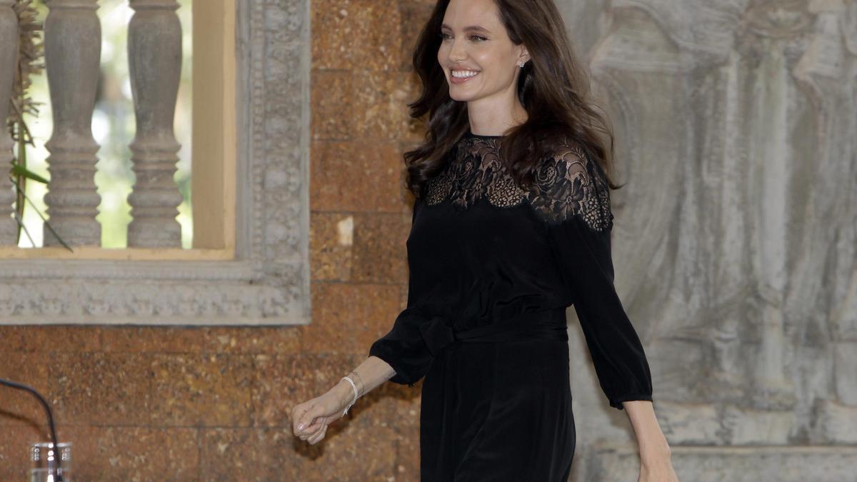 Angelina Jolie muy sonriente en su primer acto oficial