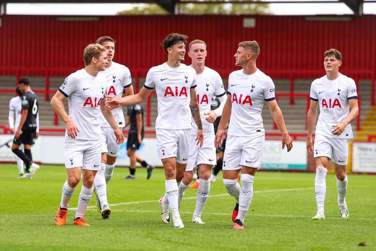 Soonsup-Bell (centro), celebra un gol con el Tottenham sub 21.