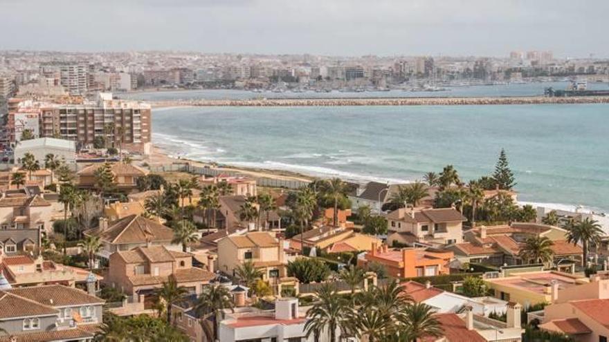 Vista panorámica de Torrevieja, que llegó a superar los 108.000 vecinos en su padrón hace solo cinco años.