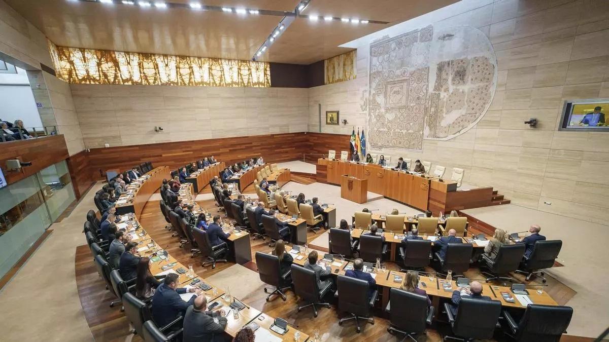 Pleno de constitución de la Asamblea de Extremadura.