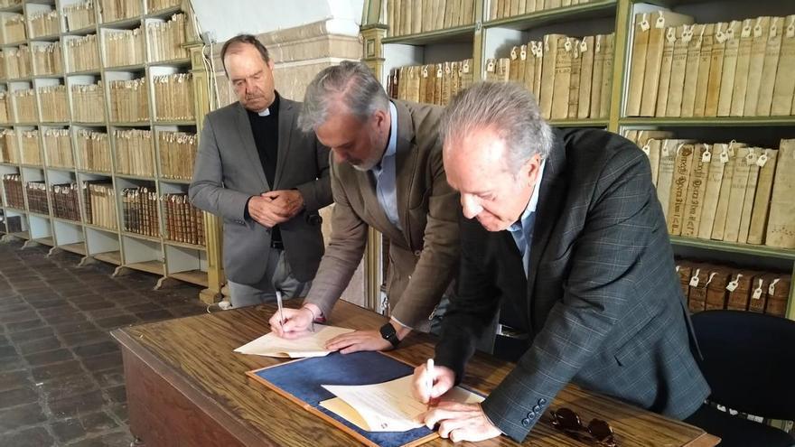 Plasencia recibe un tesoro documental: el escritor Álvaro Valverde dona su legado literario al ayuntamiento