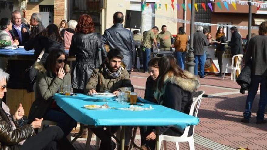 La plaça del Mestre Badia va acollir el vermut musical amb els restauradors del poble i el grup Camaleonius