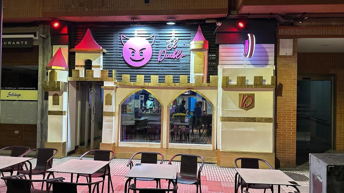 El Llano vive un Antroxu entre disfraces variopintos, escaparates coloridos y muchas ganas de mantener la ilusión