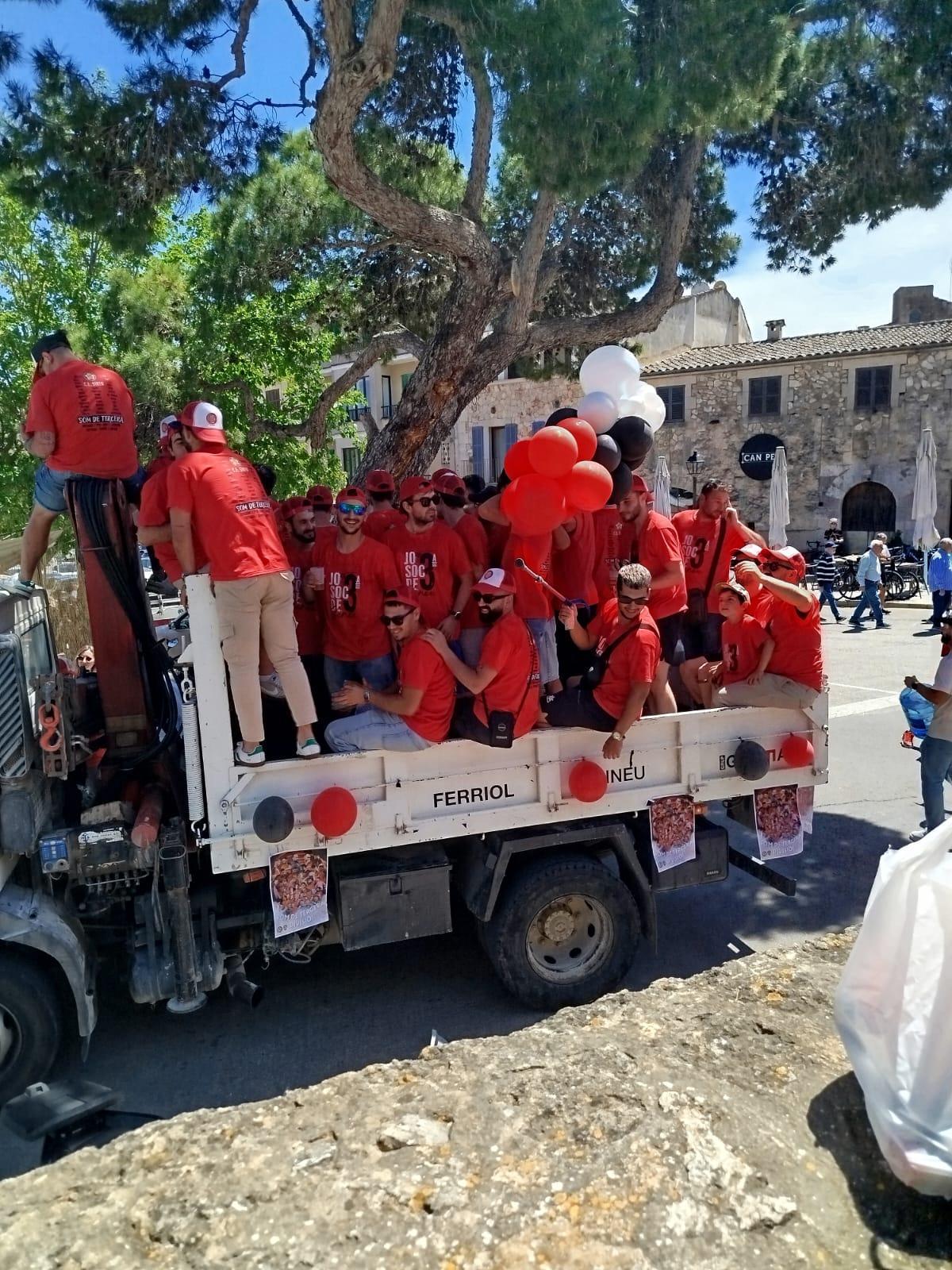 El equipo de fútbol de Sineu celebró su ascenso con una rúa por todo el pueblo.