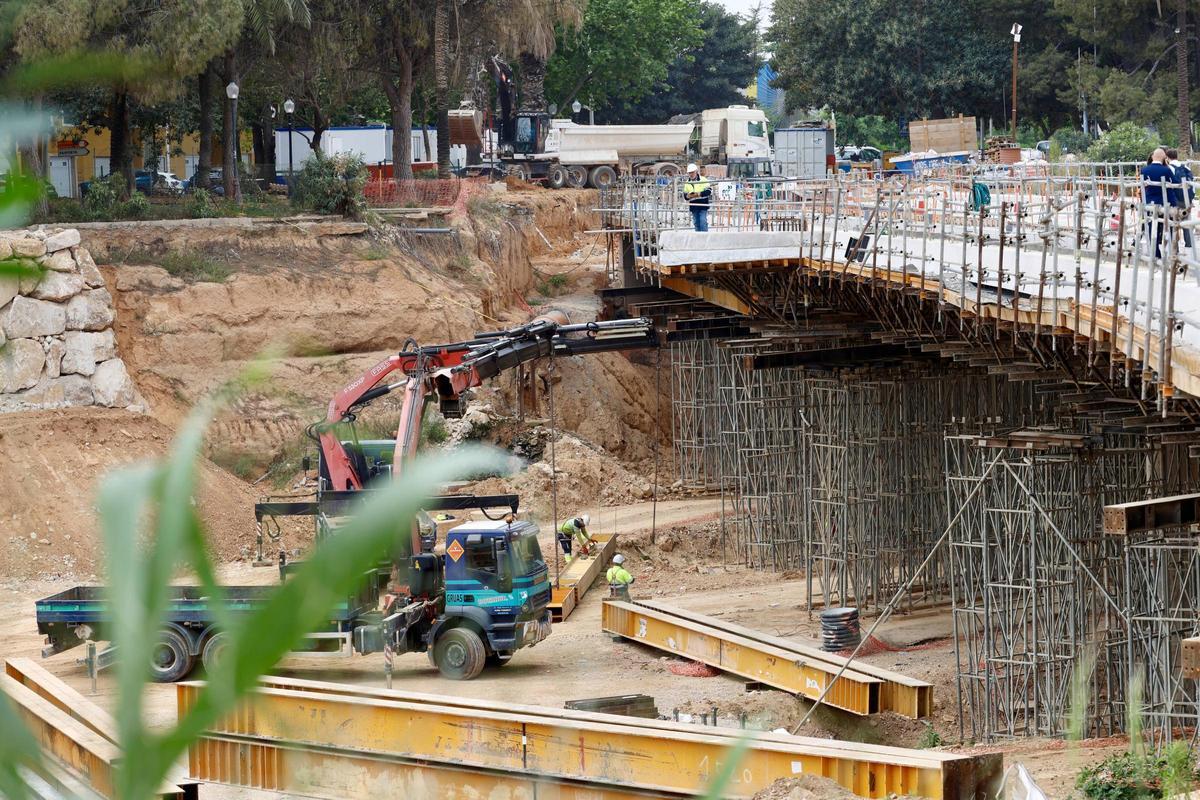 El ministro también ha visito el puente que ya se encuentra bastante avanzado.
