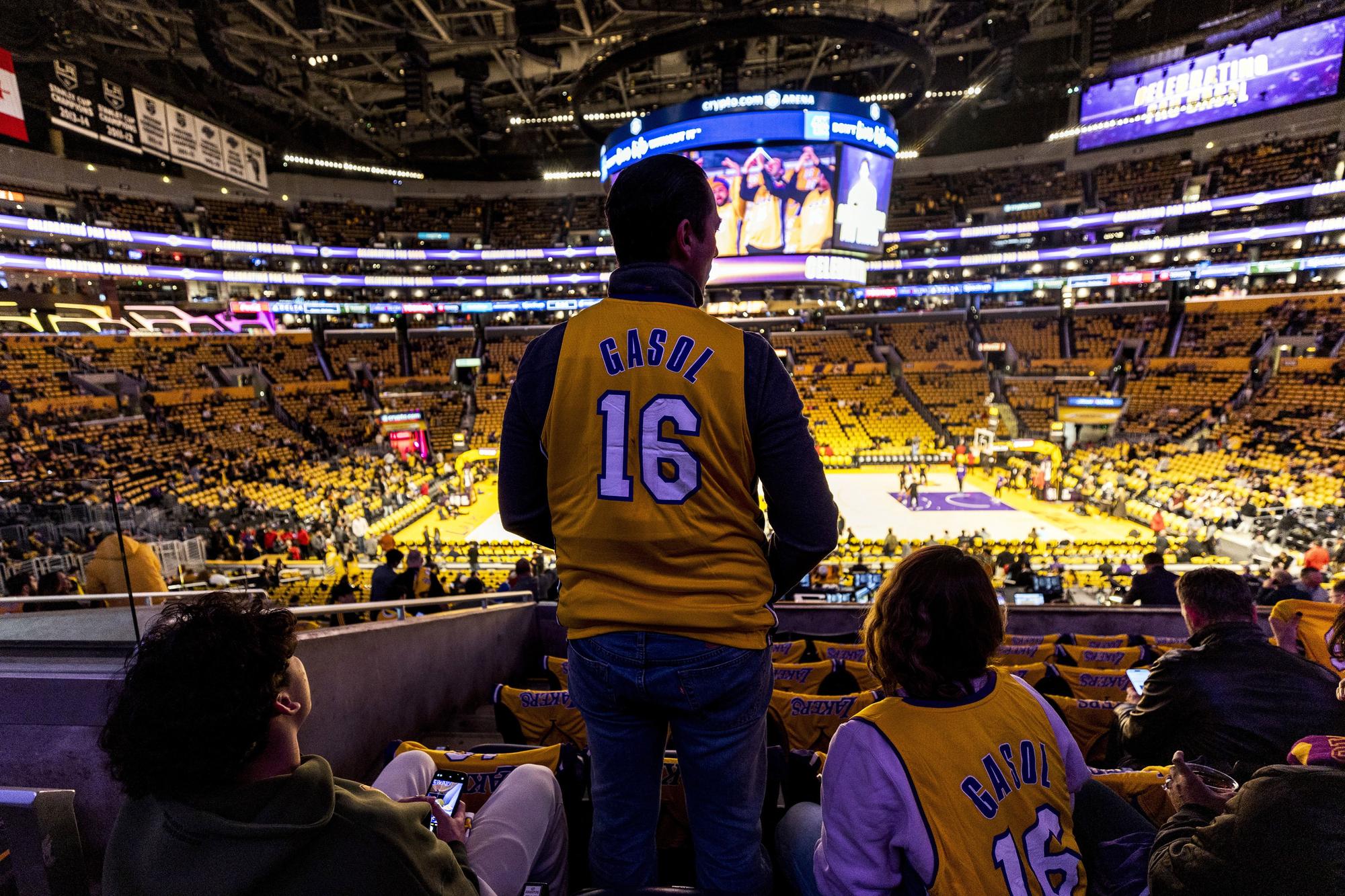 Una "marea dorada" en Los Ángeles para homenajear a Pau Gasol