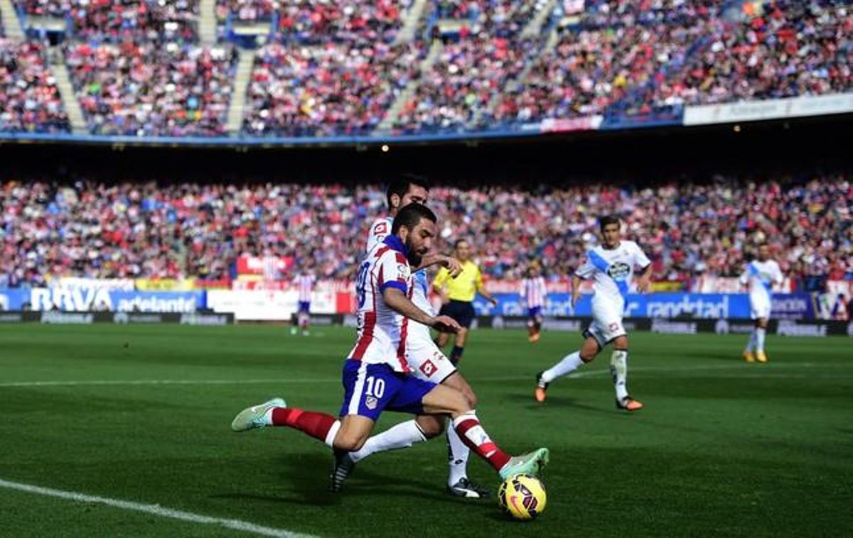El jugador de l’Atlètic Arda Turan i Pablo Insua al partit Atlètic-Deportivo. El jugador de l’Atlètic Arda Turan i Pablo Insua al partit Atlètic-Deportivo.