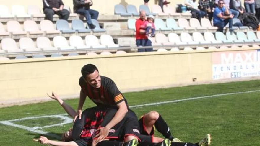 Jugadores del Reus celebran un gol contra el Alcoyano.