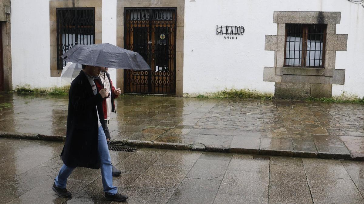 Dos personas pasan ante el restaurante La Radio Pepe Solla, cerrado desde finales de enero