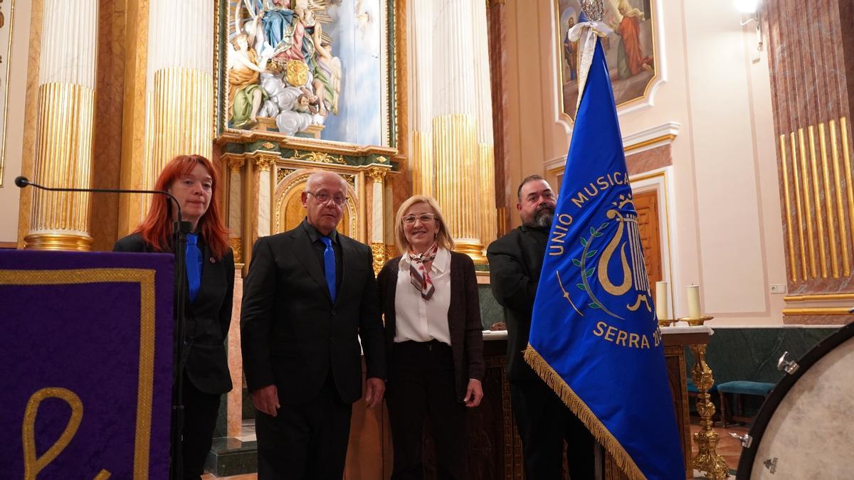 Serra presenta la bandera de la nueva Unió Musical Primitiva en el concierto de Semana Santa.