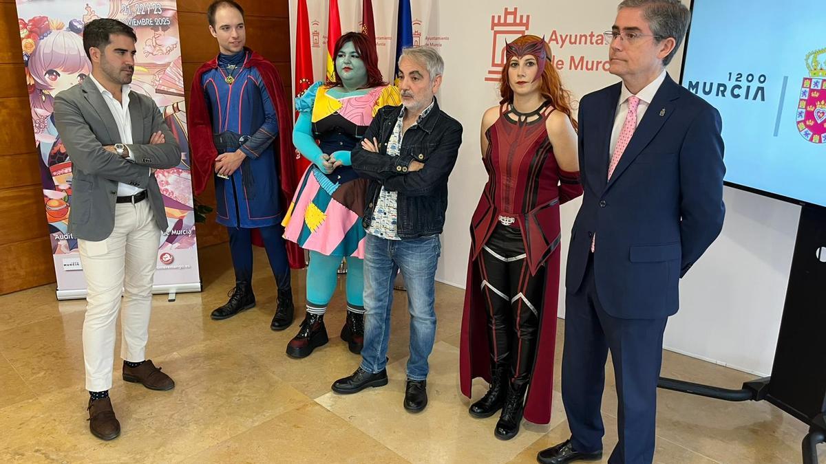 Diego Avilés, Juan Álvarez y Jesús Pacheco junto a tres cosplayers.