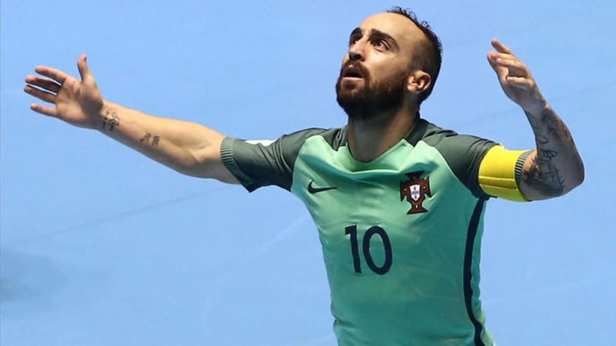 Ricardinho celebra uno de los goles de Portugal