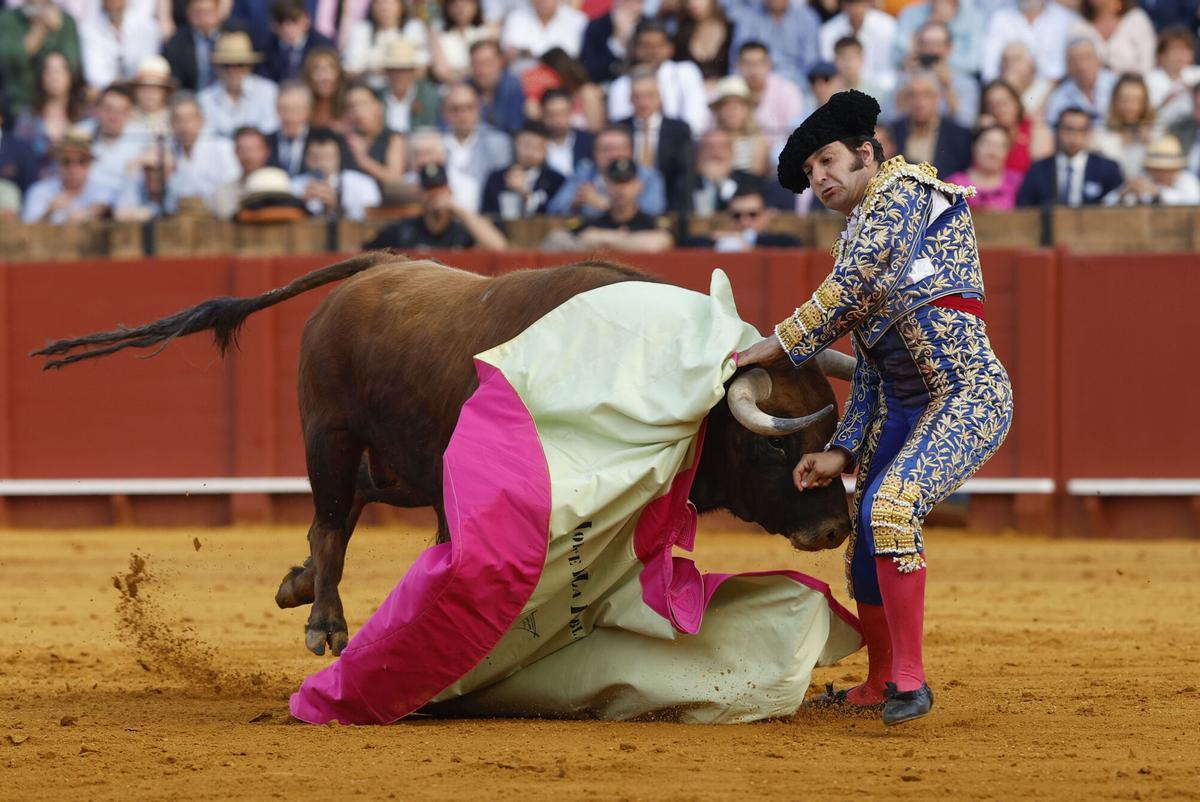 El diestro Morante de la Puebla sufre una cogida durante la novena corrida de la Feria de Abri.