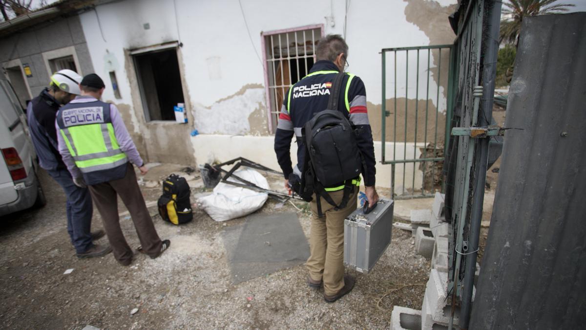 Investigadores en la casa de La Azacaya, en la huerta de Murcia, horas después del incendio.