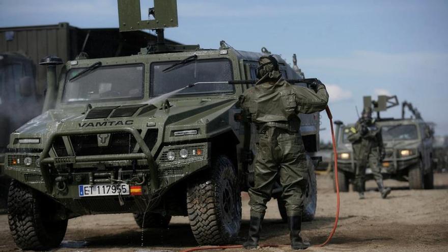 Labores de desinfección de los vehículos que han participado en el ejercicio &quot;Anakonda 16&quot;.