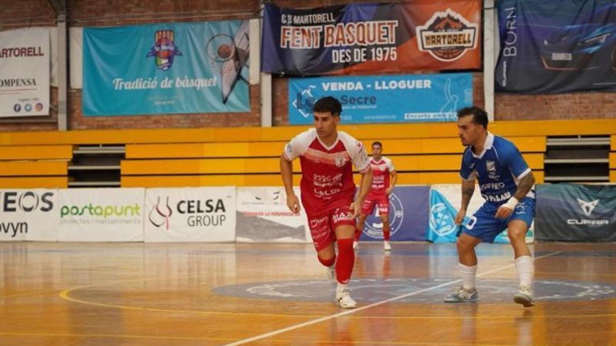 Iker sigue una jugada del encuentro