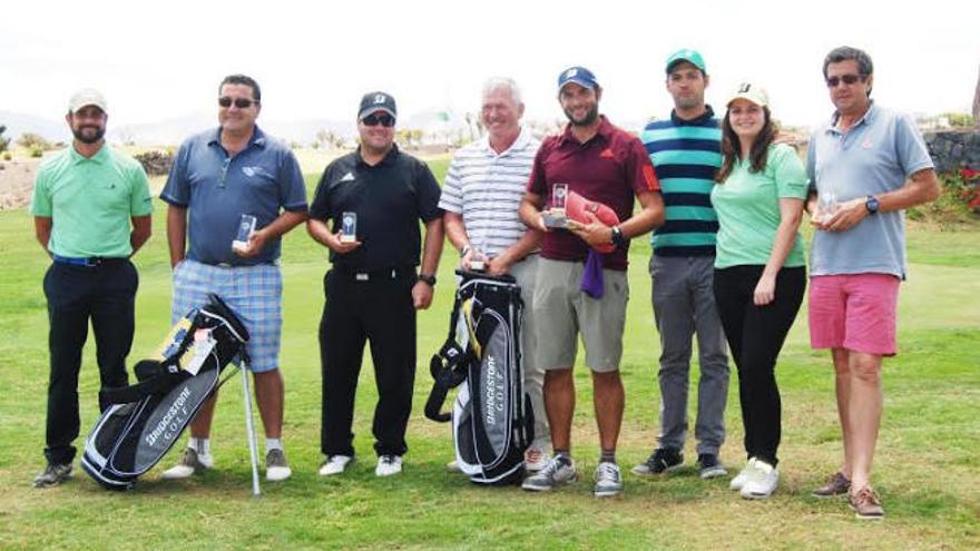 Los golfistas más destacados en el Torneo Bridgestone, con sus trofeos.