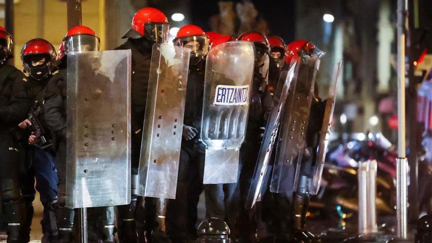 Agentes antidisturbios de la Ertzaintza.