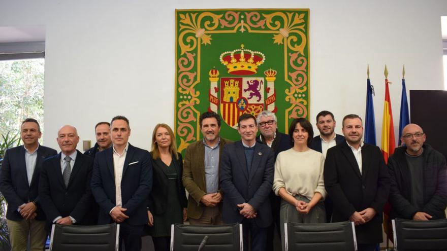 Fernández Pena, con sus compañeros de la comisión de la FEMP.