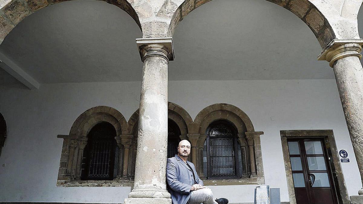 Luis Antonio Muñoz, ayer, en el atrio de San Nicolás de Bari.