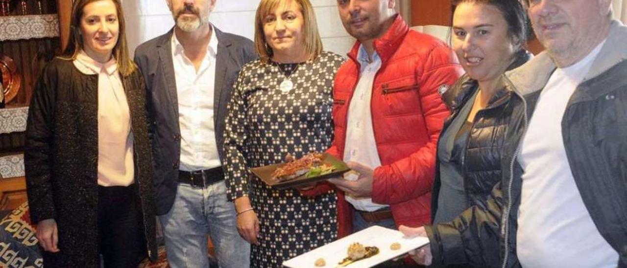 Lourdes Ucha (centro), alcaldesa de Meaño, en la presentación del concurso de tapas. // Noé Parga