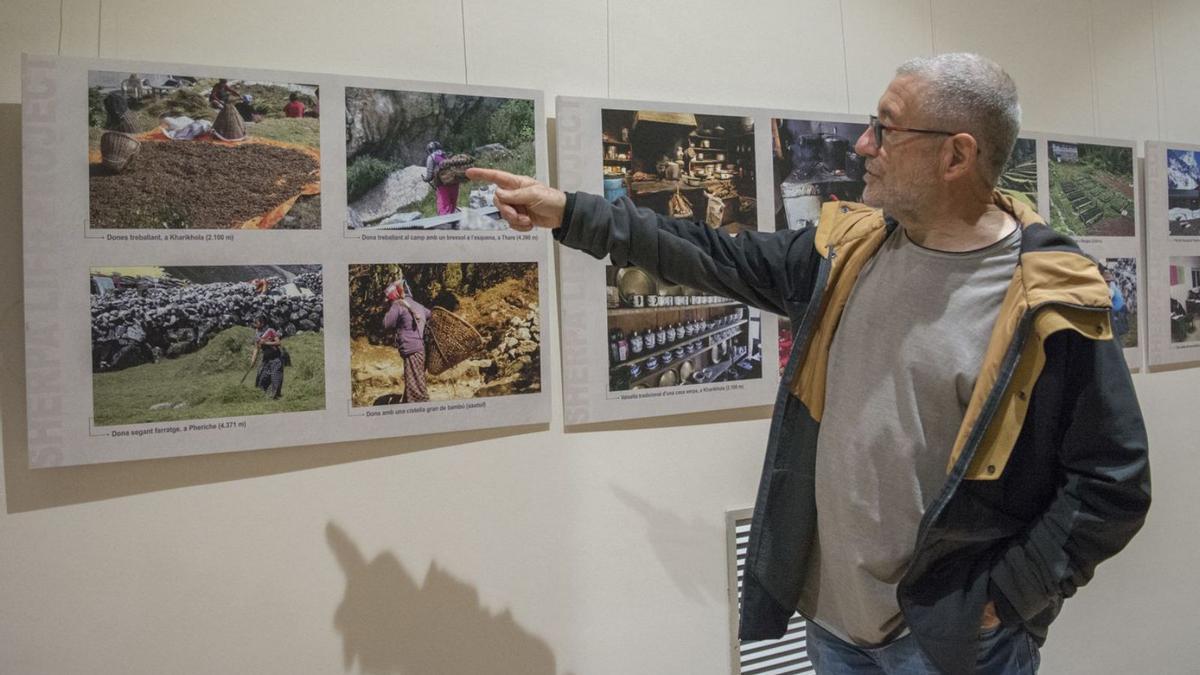 Ramon Puig va fer una visita guiada ahir a la tarda en la inauguració de l’exposició | MIREIA GAMISANS