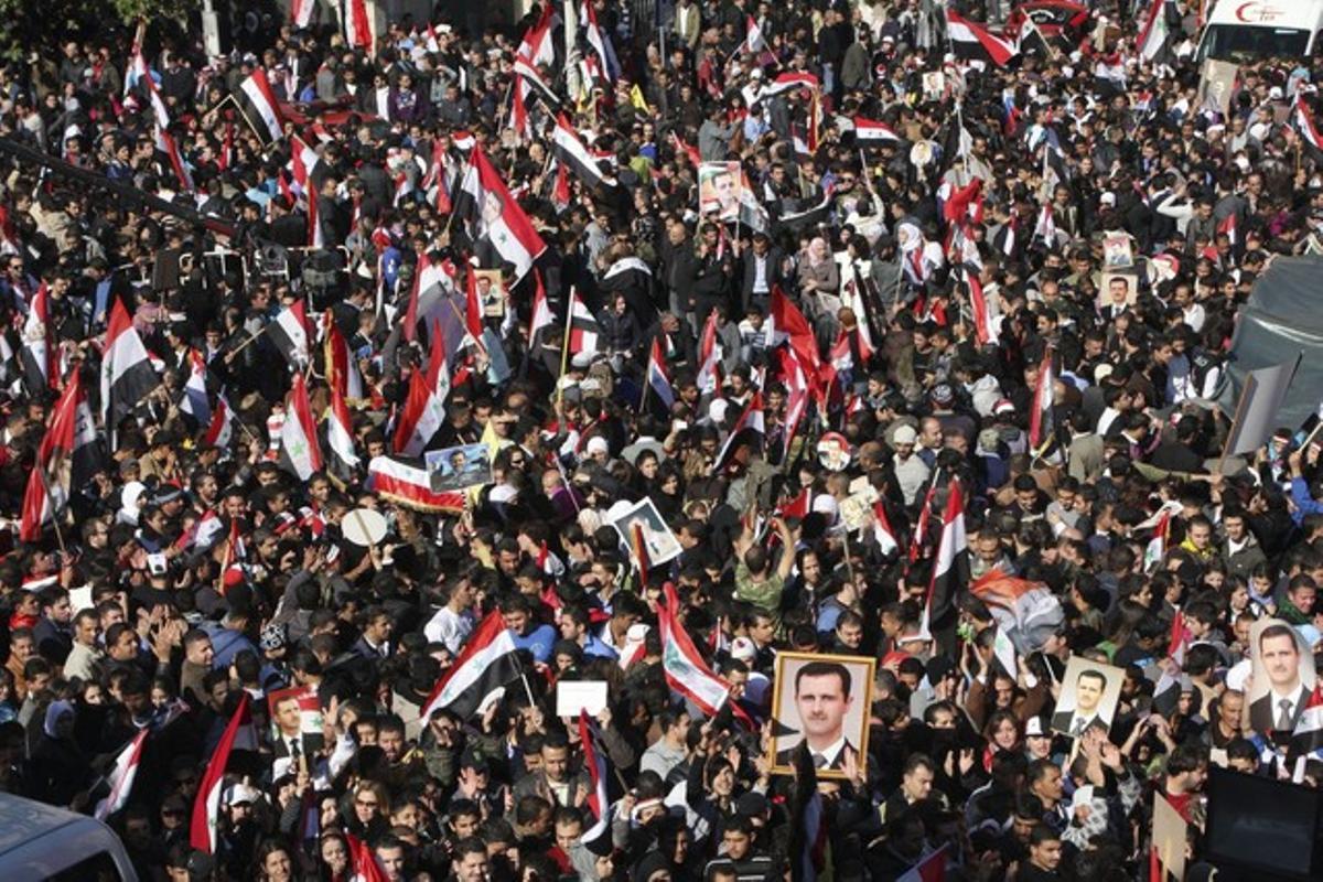 Manifestants simpatitzants del govern participen en una concentració de suport a Al-Assad a Damasc. Manifestants simpatitzants del govern participen en una concentració de suport a Al-Assad a Damasc.