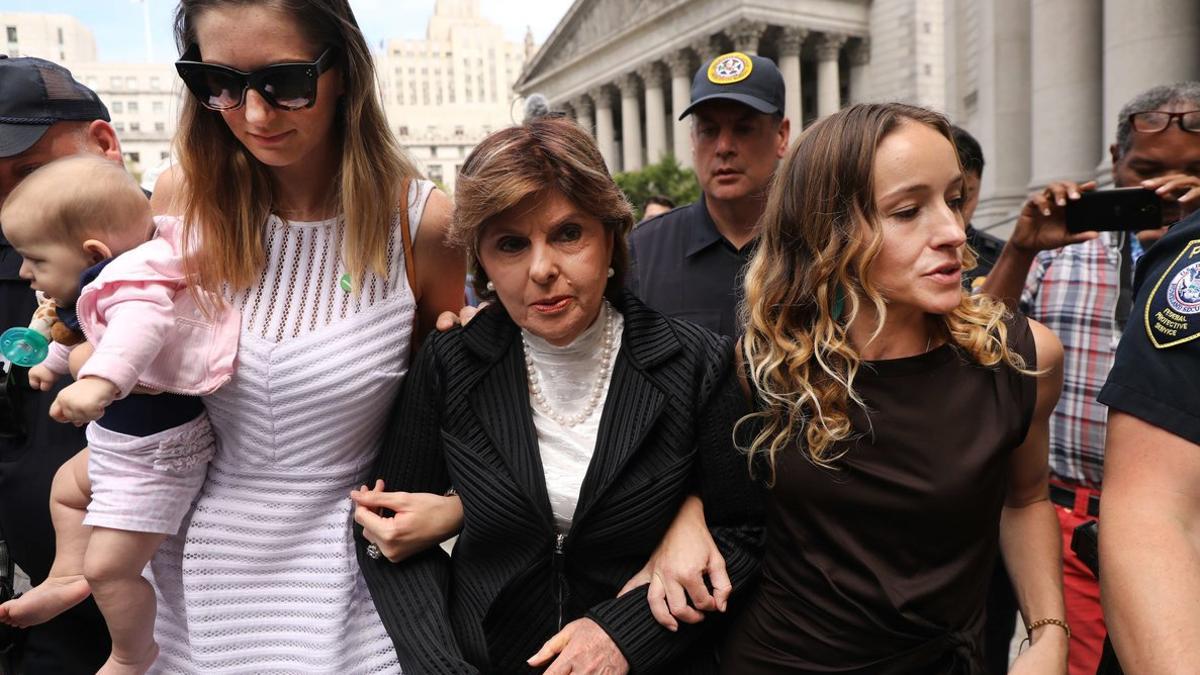 La abogada Gloria Allred (centro) junto a dos víctimas de Epstein, Teala Davies (derecha) y otra que no ha querido ser identificada, a la salida de la vista, en Nueva York.