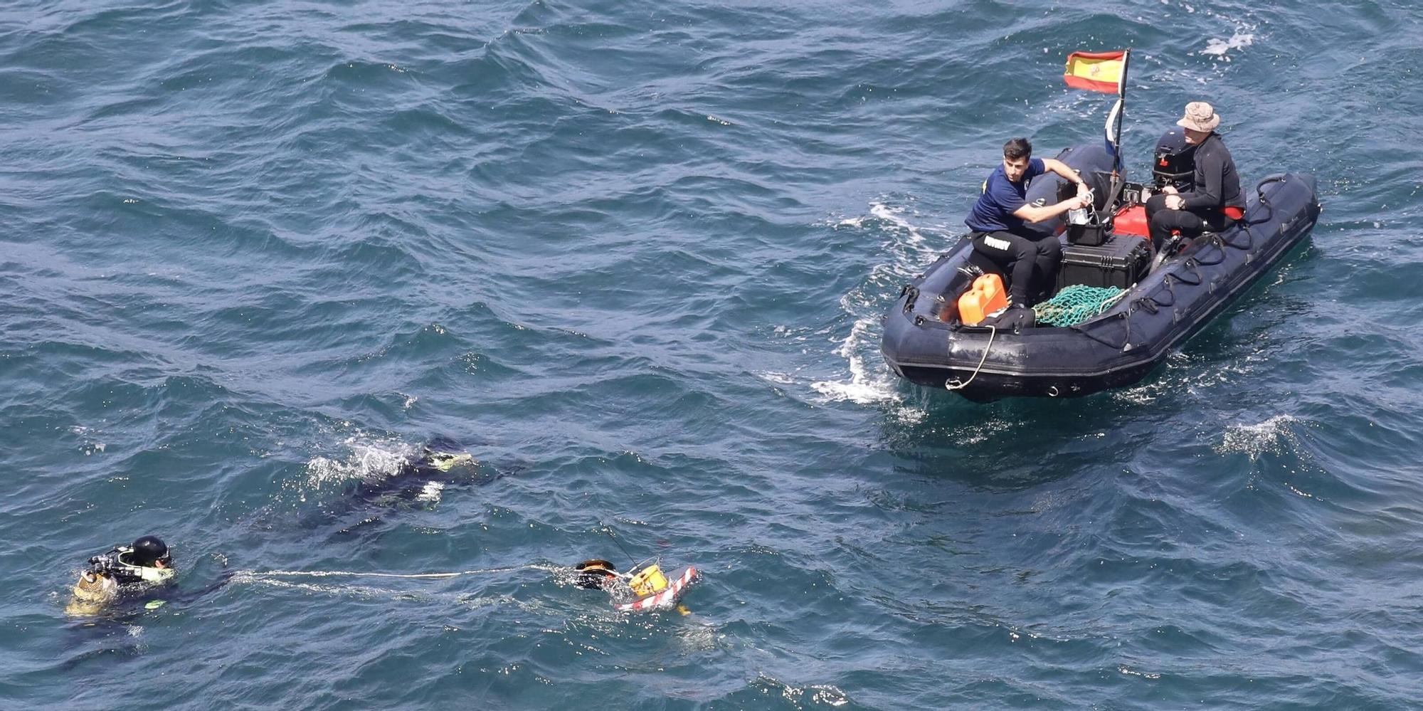 En imágenes: Así fueron las labores de desactivación de tres obuses en la costa de Gijón