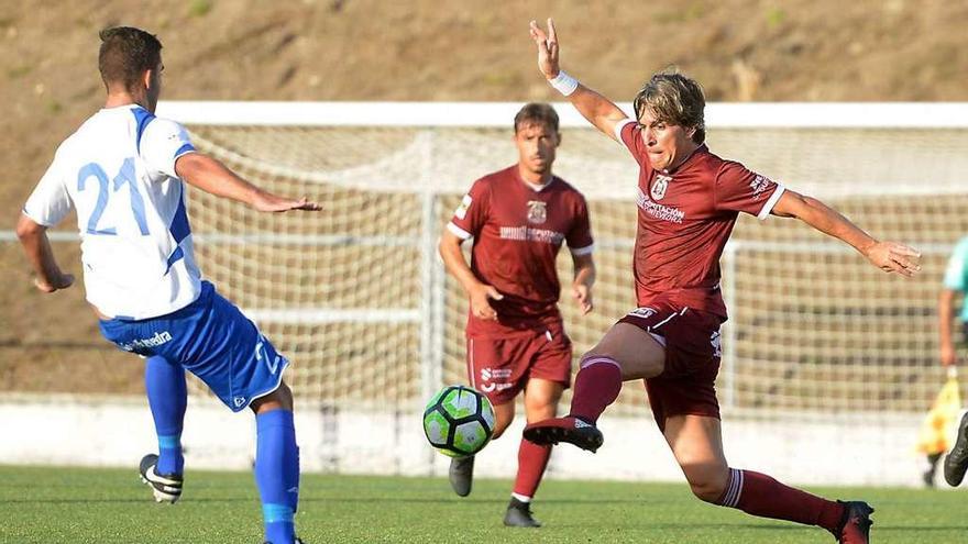 Prosi tratando de llegar a un balón dividido delante del jugador del Marcón, Teije. // G. Santos