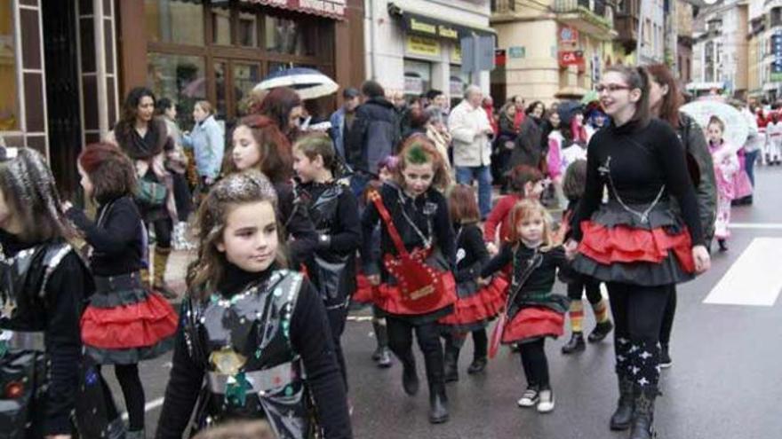Desfile de Carnaval del año pasado en la calle Covadonga de Infiesto.