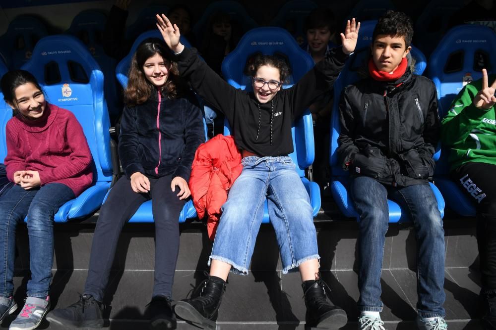 Los estudiantes disfrutaron de la inmersión deportivista que propone el ciclo de encuentros escolares con jugadores del Deportivo 'Os Nosos Valores - Escolas 110% branquiazuis'.