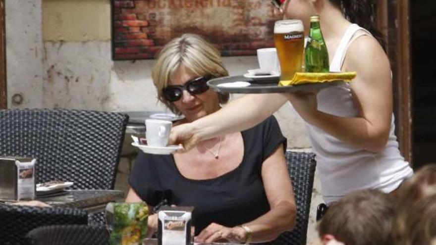 Clientes en un bar del Centro de Málaga.