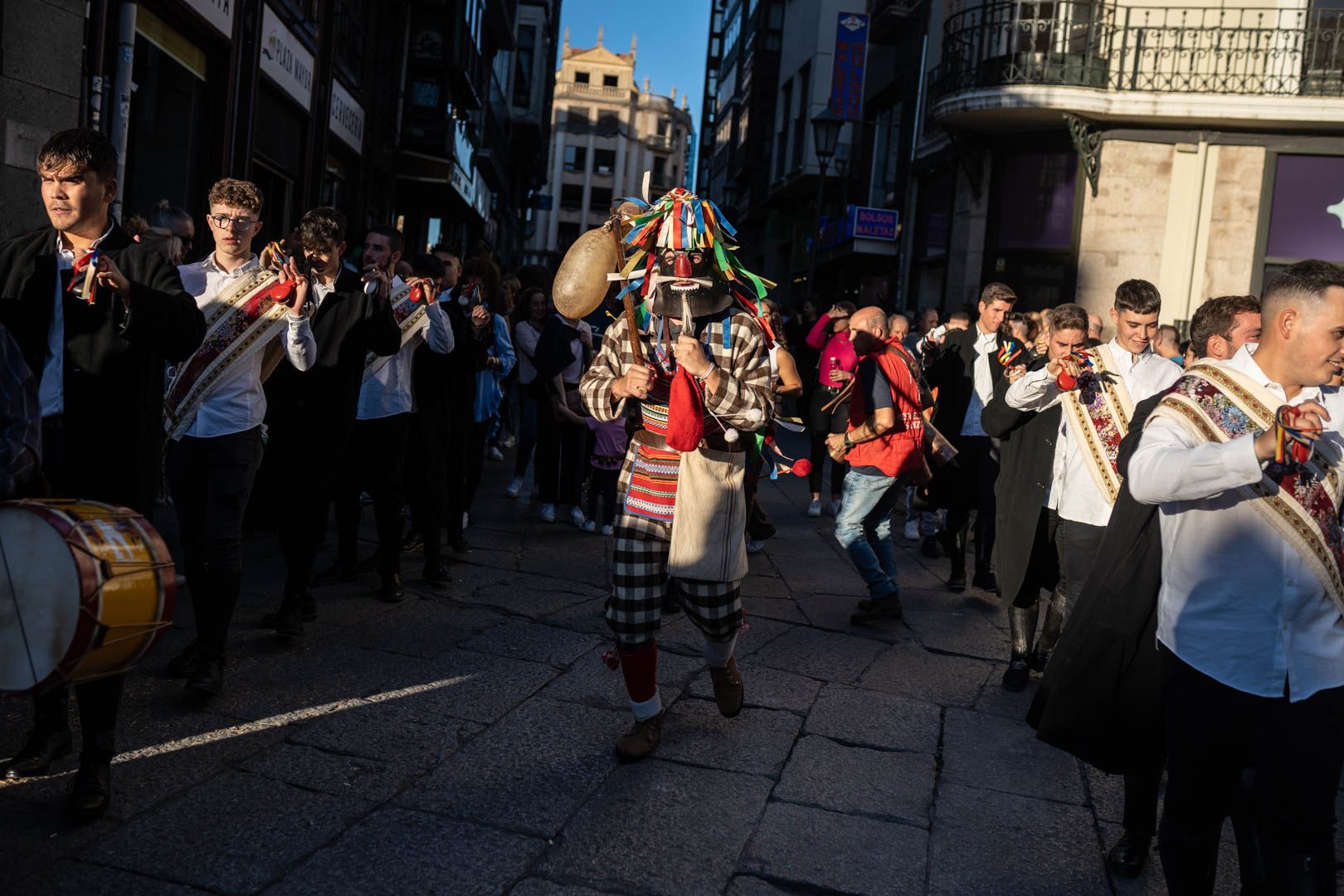 GALERÍA | Las mascaradas llenan de color y alegría el centro de Zamora