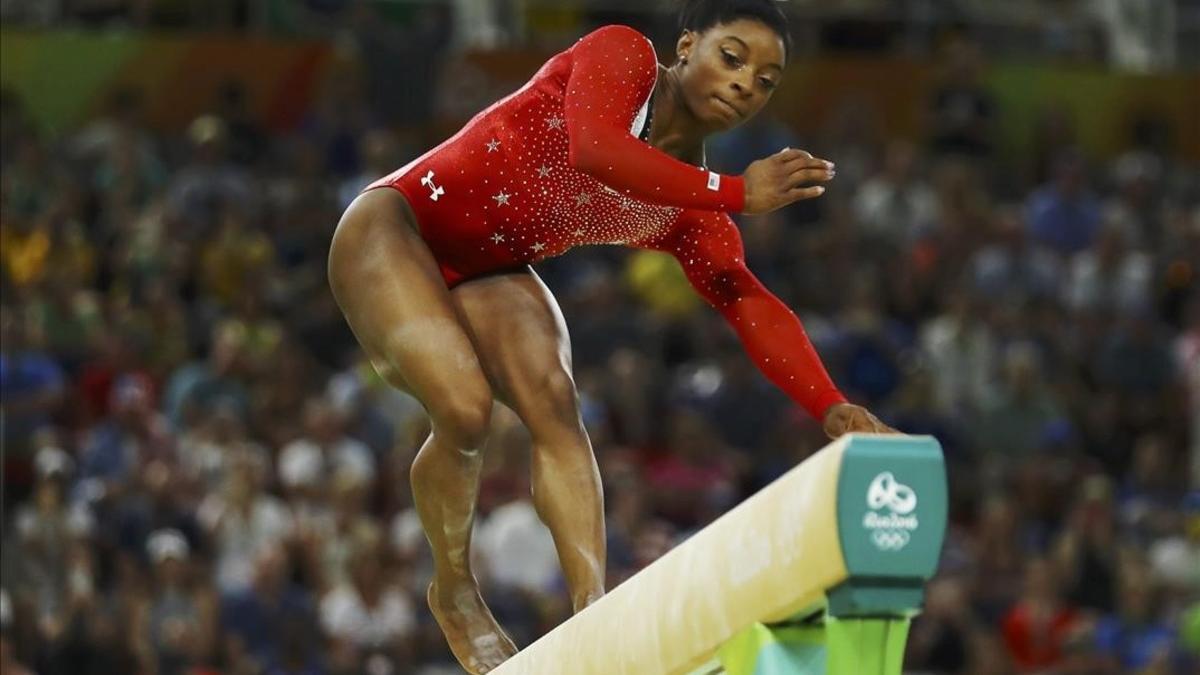 Biles, en el momento de trastabillar en la barra.