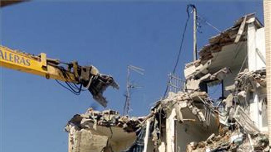 Los técnicos colocan alrededor de 3.000 puntales diarios para asegurar edificios de Lorca