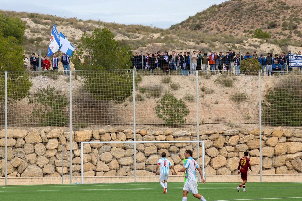 La afición del Lorca Deportiva presenciando desde fuera el partido