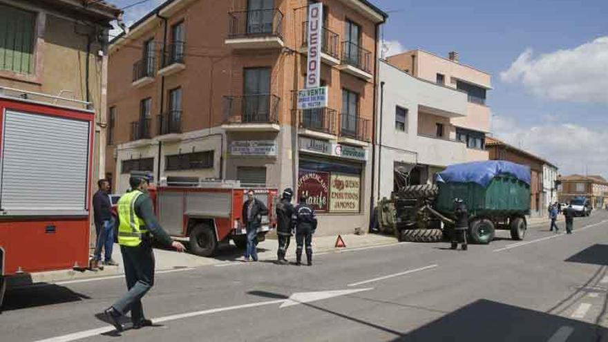 Bomberos de Benavente en un accidente ocurrido hace años en Santa Cristina de la Polvorosa.
