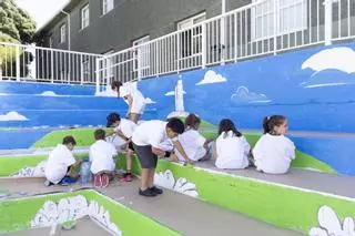 El CEIP Torre de Hércules inaugura un mural realizado entre 45 niños y niñas y el artista Manuel Suárez