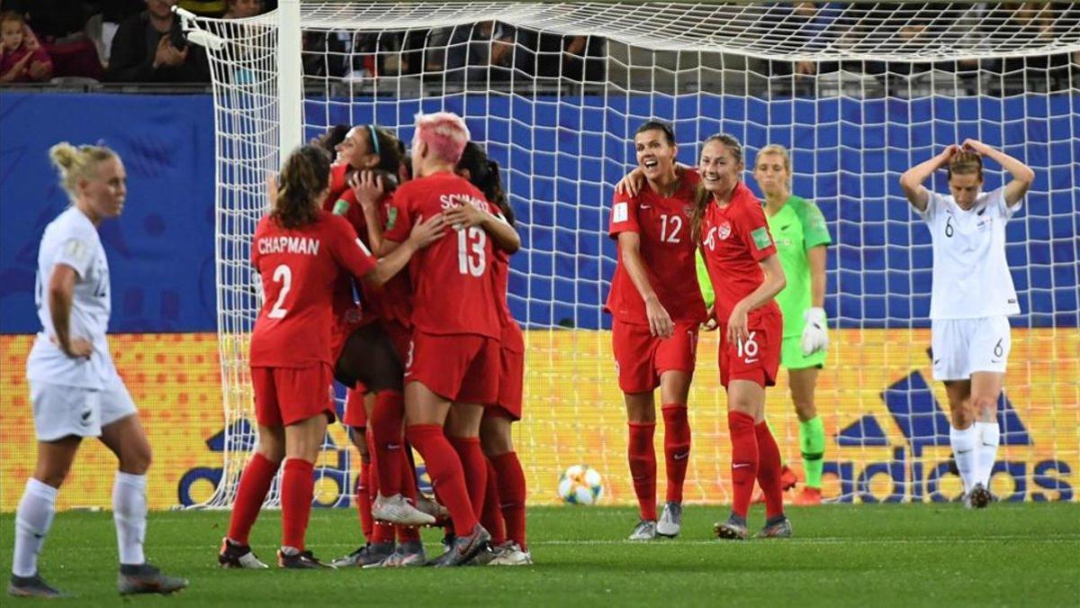 Canadá celebra uno de sus goles ante Nueva Zelanda