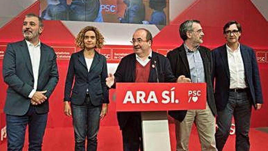 Els membres del PSC a la seu socialista catalana ahir a la nit