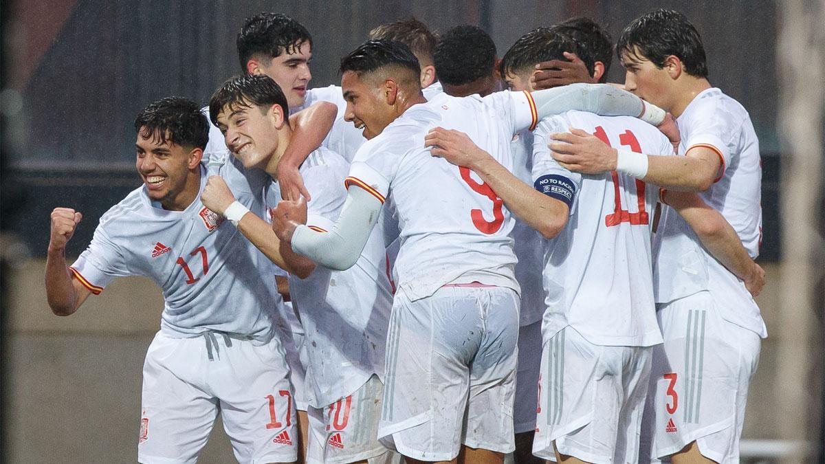 Pablo Torre celebra con Ilias un gol del canterano azulgrana en la Ronda Élite de la selección sub-19