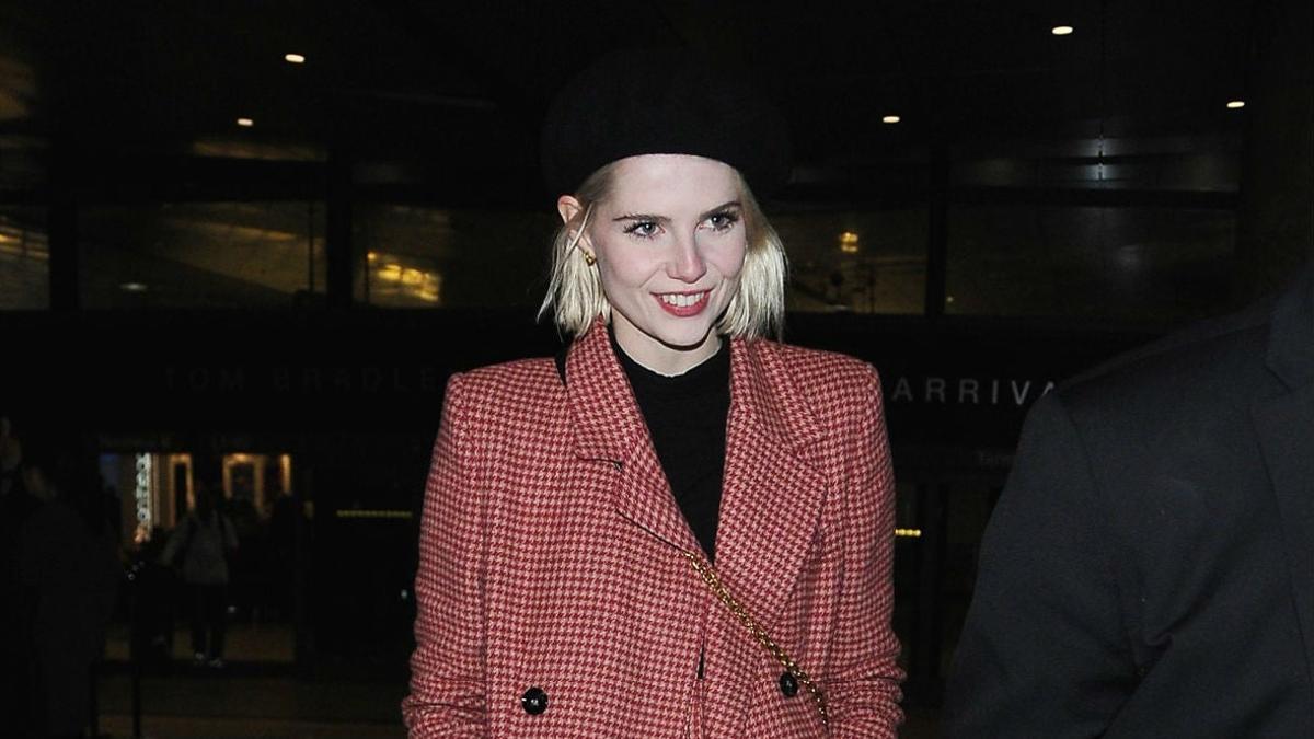 Lucy Boynton con abrigo y minifalda de Mango