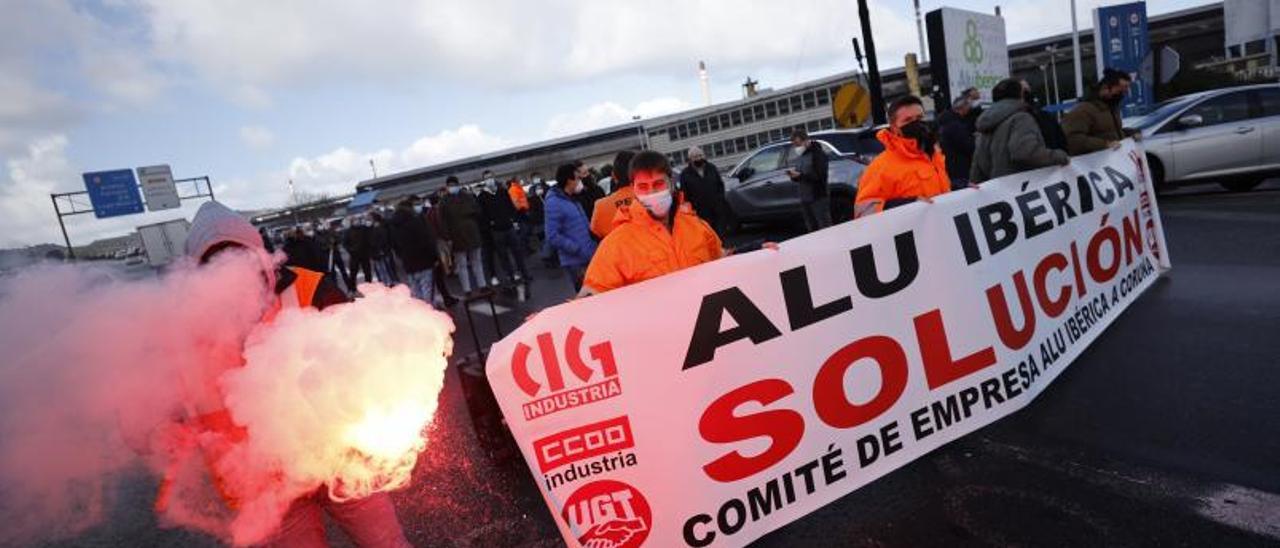 Protesta de trabajadores de Alu Ibérica el pasado mes de marzo. |   // CABALAR