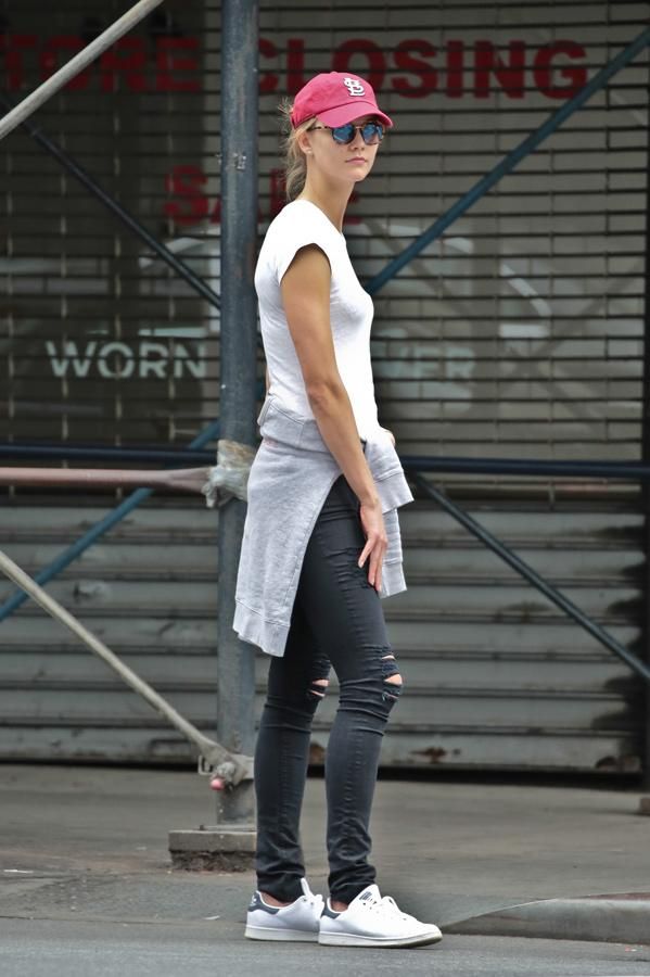 Jeans y sneakers: pitillos negros