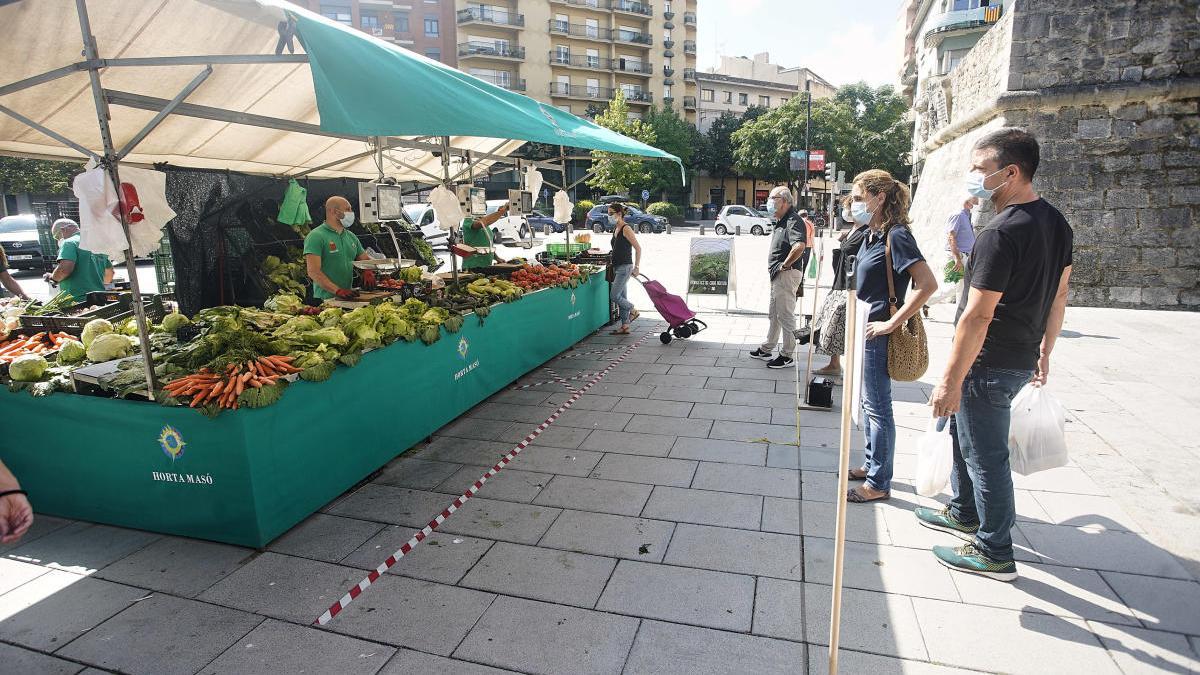 Gent fent cua al Mercat del Lleó.