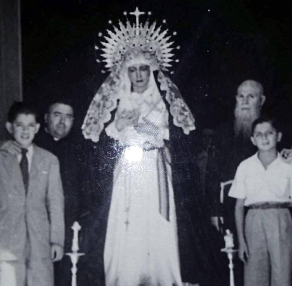 El sacerdote Espinosa y el fraile Capuchino Juan de Ardales junto a dos niños, con la imagen de la Virgen. | L.O.