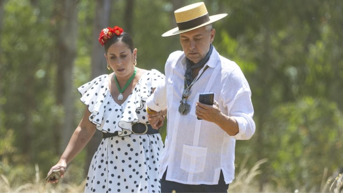 Anabel Pantoja junto al peluquero de confianza de Isabel Pantoja en El Rocio